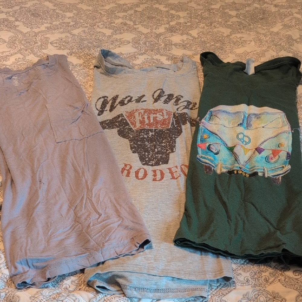 3 T-shirts
